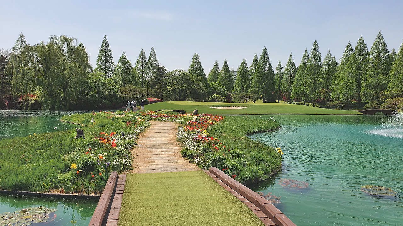 17번 홀 꽃길.jpg