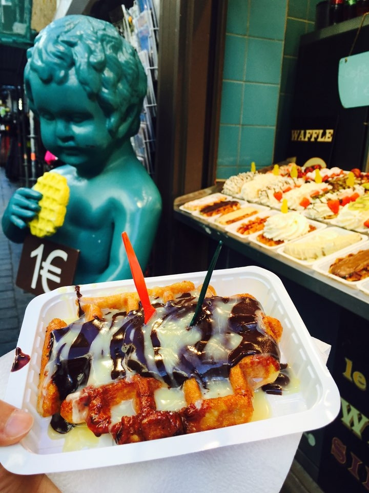 와플 먹는 오줌싸개 인형.jpg