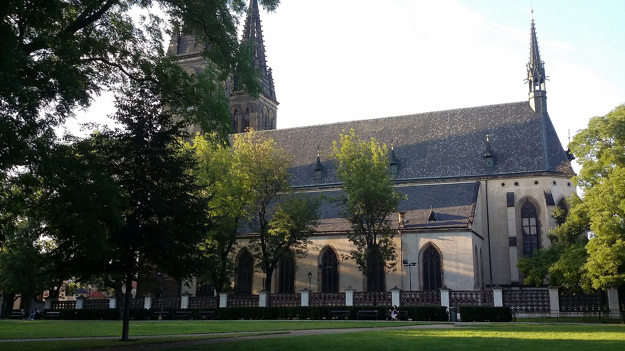 비쉐흐라드 성의 교회.jpg