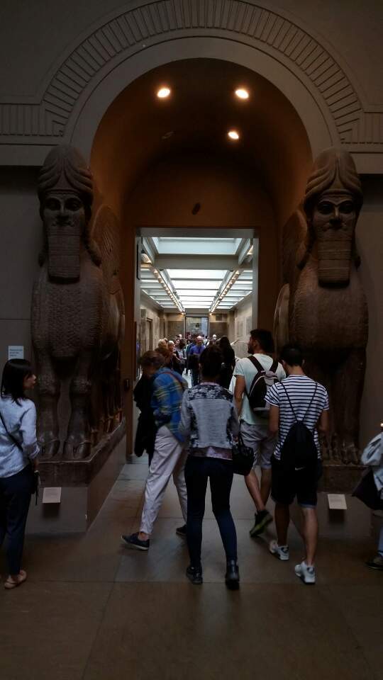 아시리아 왕궁의 라마수 석상.jpg