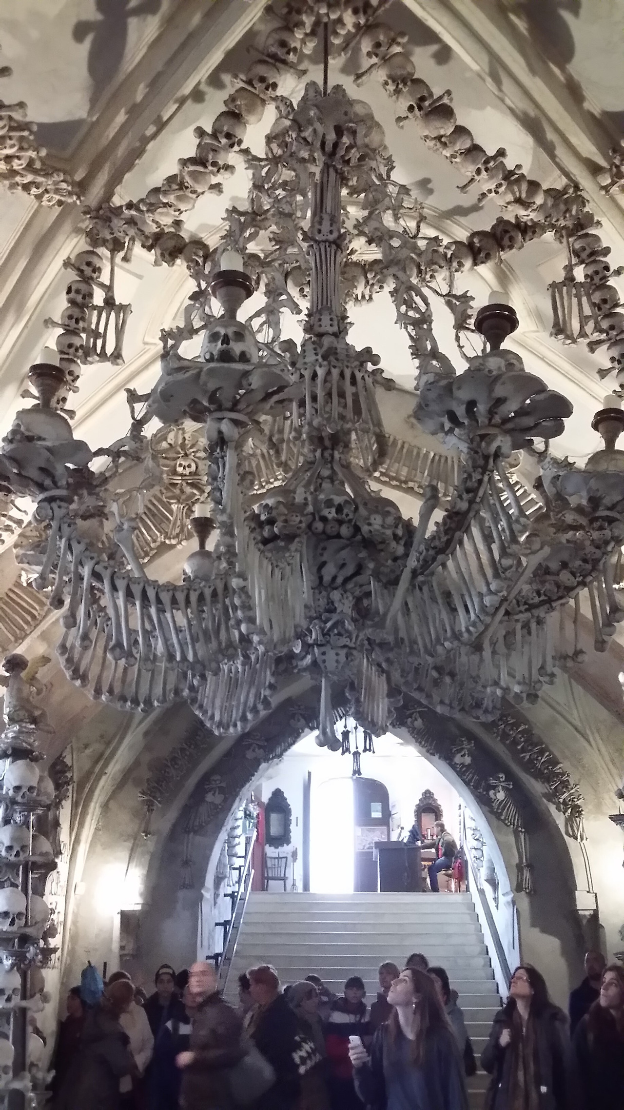 해골 샹들리에.jpg