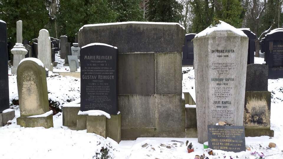 카프카 묘지.jpg