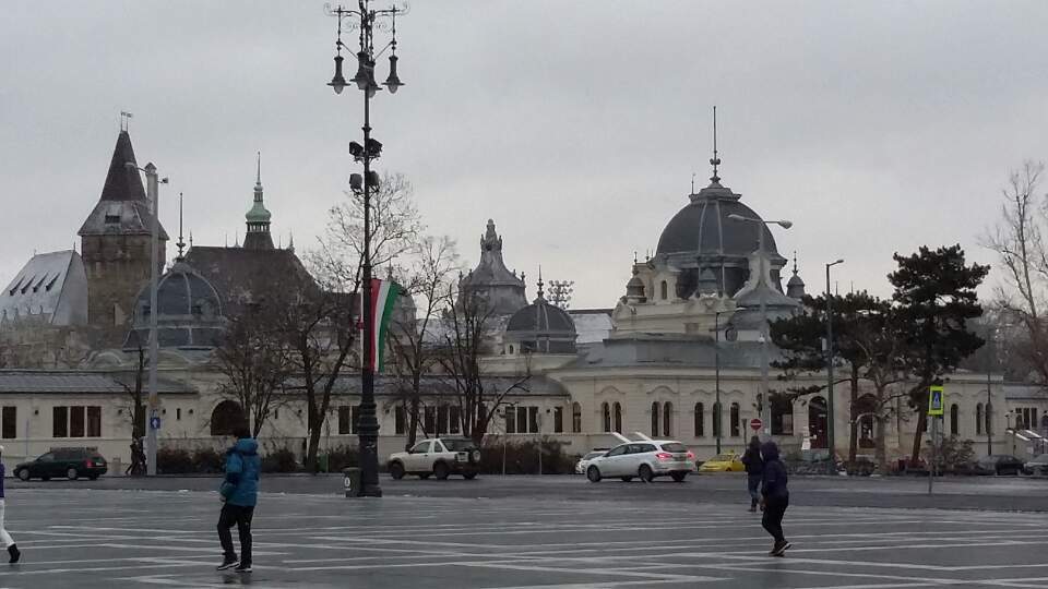 영웅광장 뒤 자리한 버이더후녀드 성 여기서 멀지 않은 곳에 루카치가 살았다.jpg