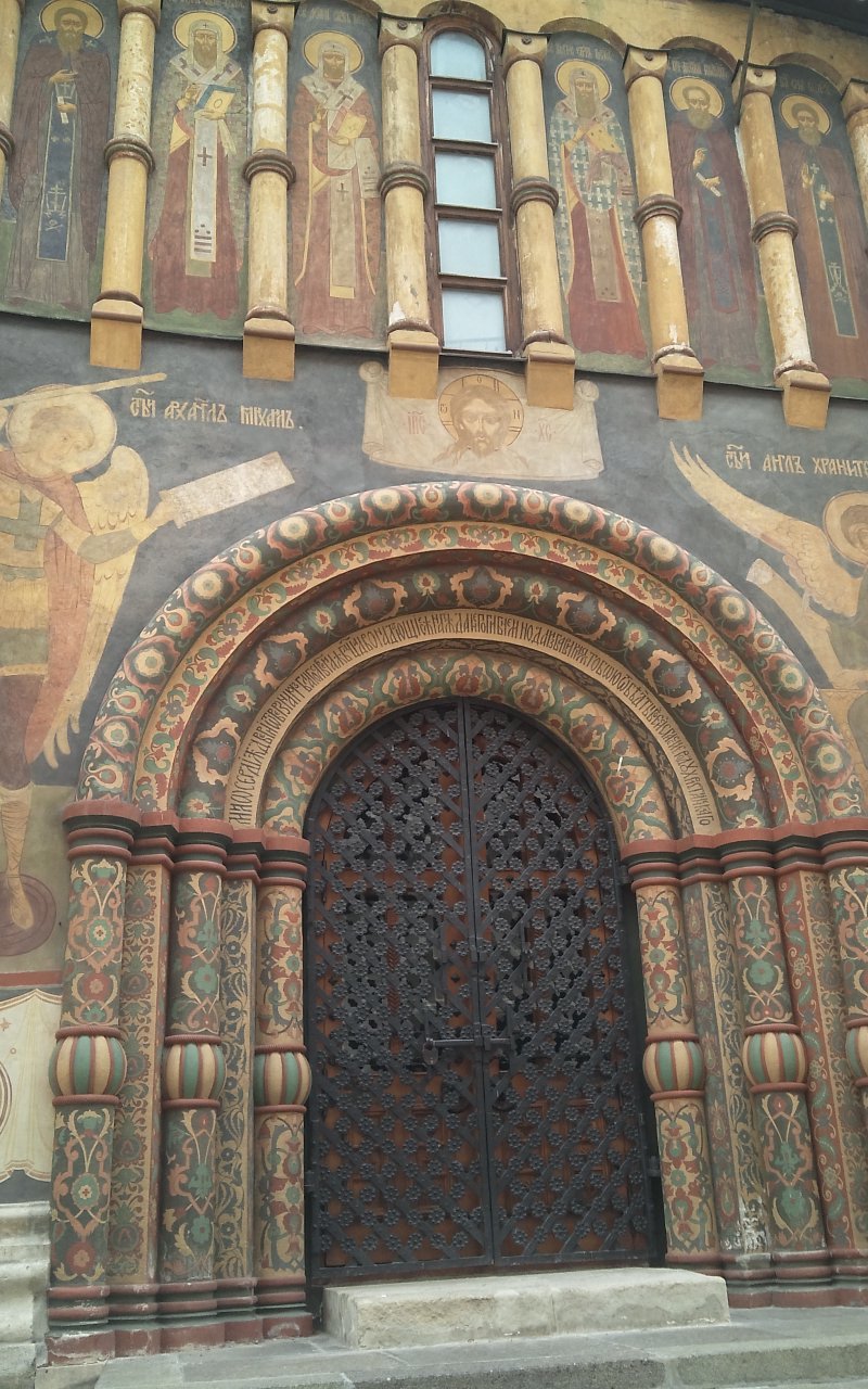 우스펜키 사원의 뒷문.jpg