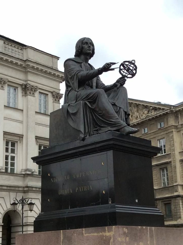 KakaoTalk_20150403_192741225 바르샤바 대학 옆, 사회과학원 앞의 지동설을 주창한 코페르니쿠스 동상.jpg