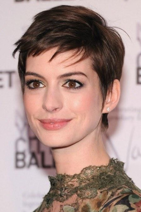 beauty-blogs-girls-in-the-beauty-department-2012-11-12-1113-anne_hathaway_pixie_haircut_bd.jpg.jpg