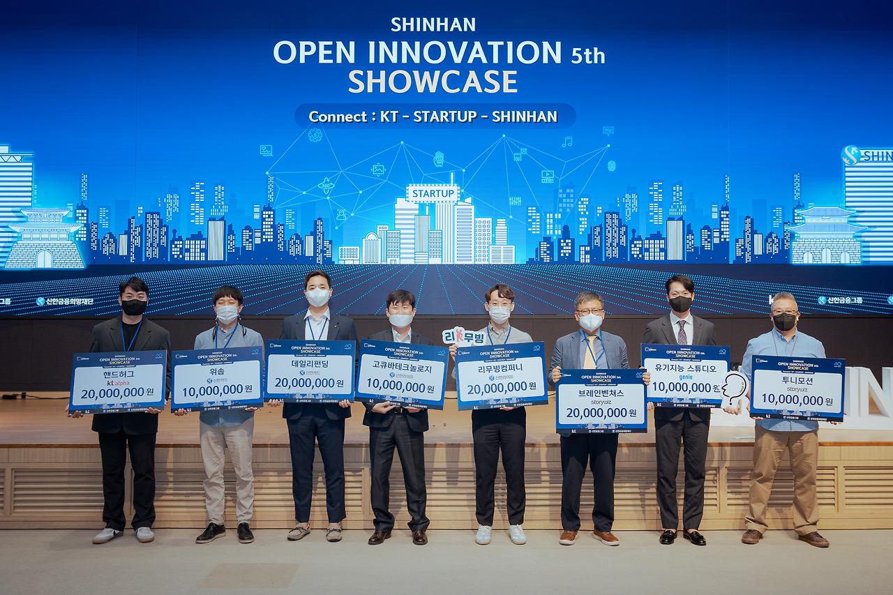 신한 오픈이노베이션 5기 종료행사_단체사진 (5).jpg