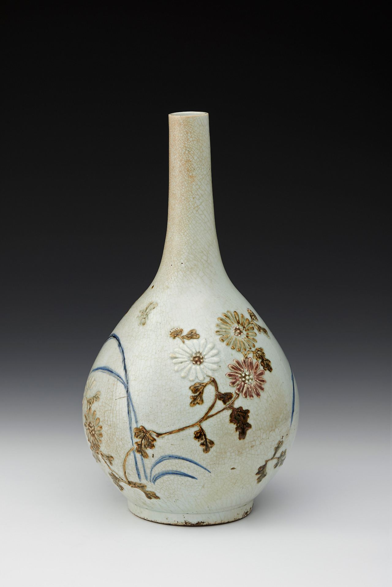 04) 1부_절정,조선백자_백자청화철채동채 초충난국문 병 - 배경컷.jpg