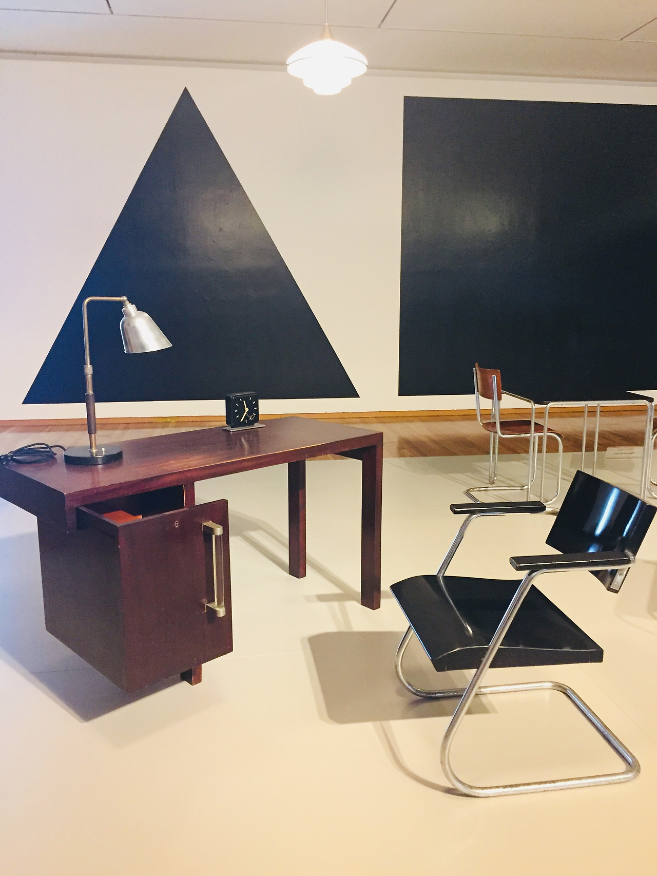 칼만 렝옐의 구성주의 책상와 의자, 마리안느 브란트의 탁상시계..jpg