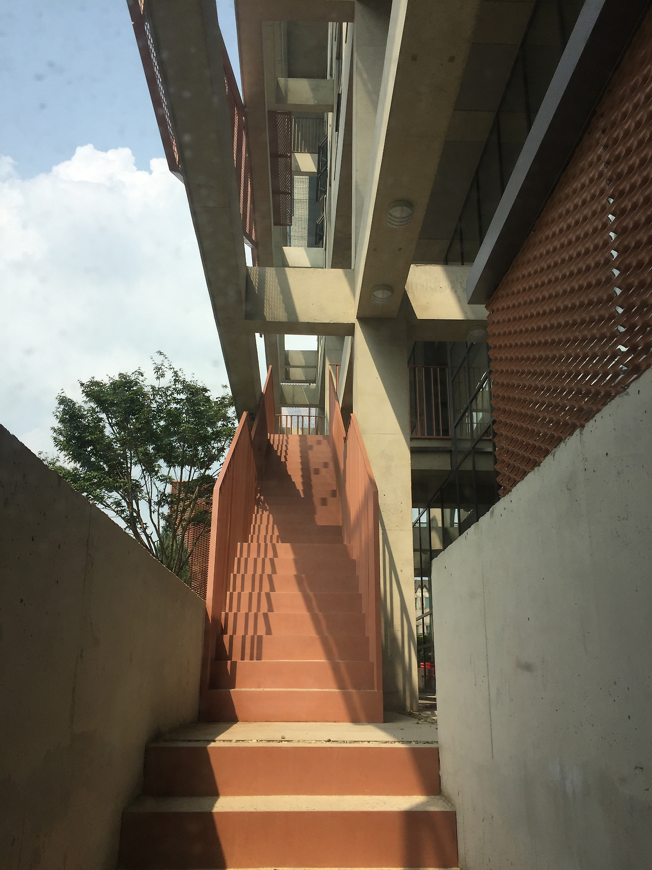 건물 외부로 나와 있는 계단 c함혜리.jpg