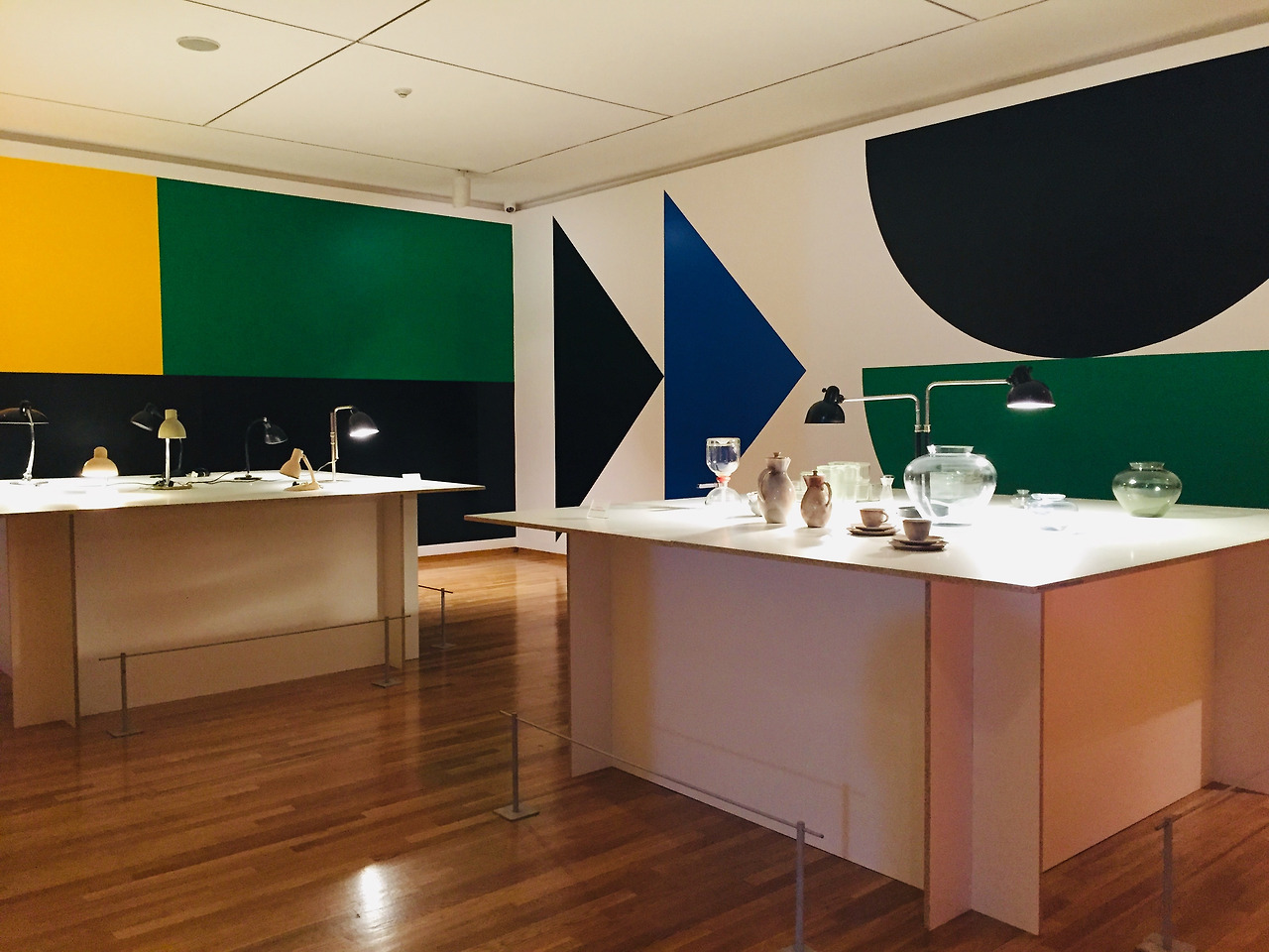 바우하우스와 현대생활 전, 조명과 유리소재 오브제들이 전시된 2층 안쪽 전시장..jpg