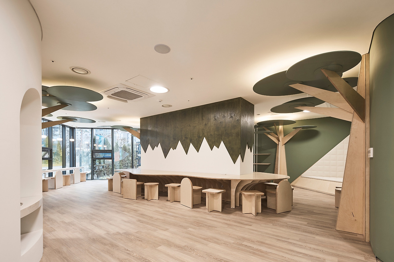 캠핑장 개념을 살린 식당 겸 다목적실 (사진 이남선).jpg