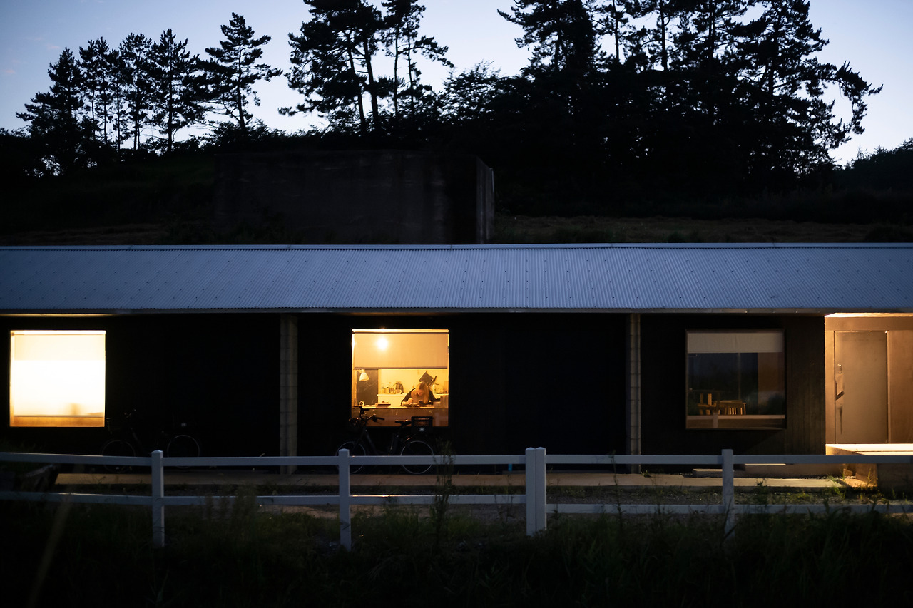 가로 1.6m, 세로 1.6m 크기 창문의 창틀을 안으로 1m 가량 연장해 작업용 테이블로 만들었다. 이곳에 앉아 작업도 하고 식사를 하기도 하는 등 하루의 대부분 시간을 보내게 된다. .jpg