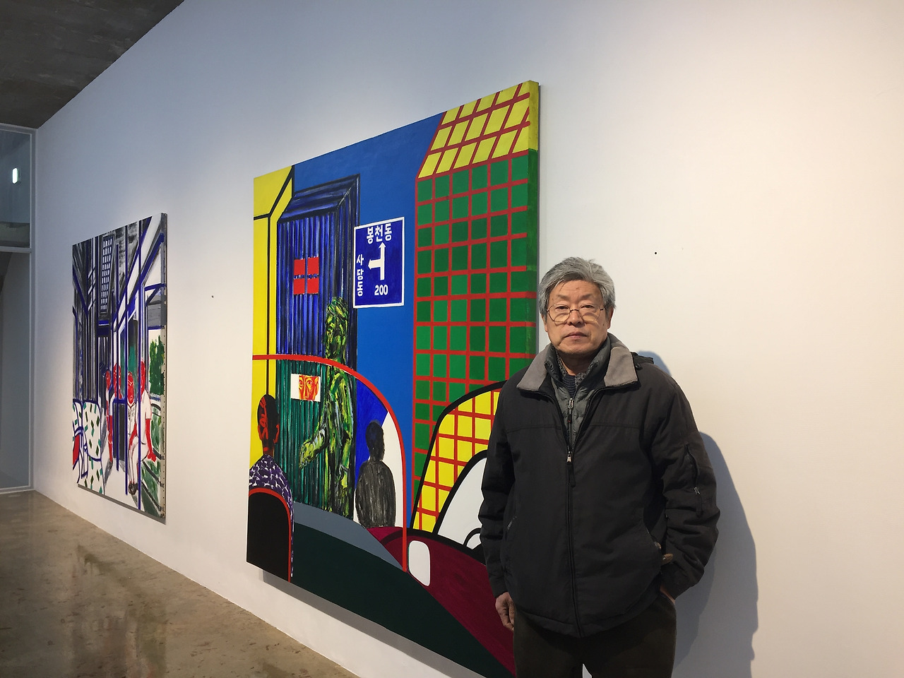 작품 앞에선 서용선 작가(사진 함혜리).jpg