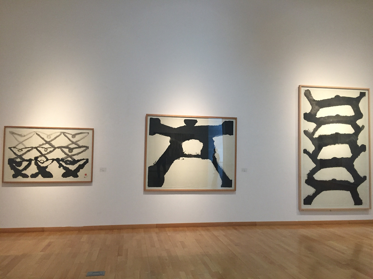 서세옥 작가의 '군무' 작품들.jpg