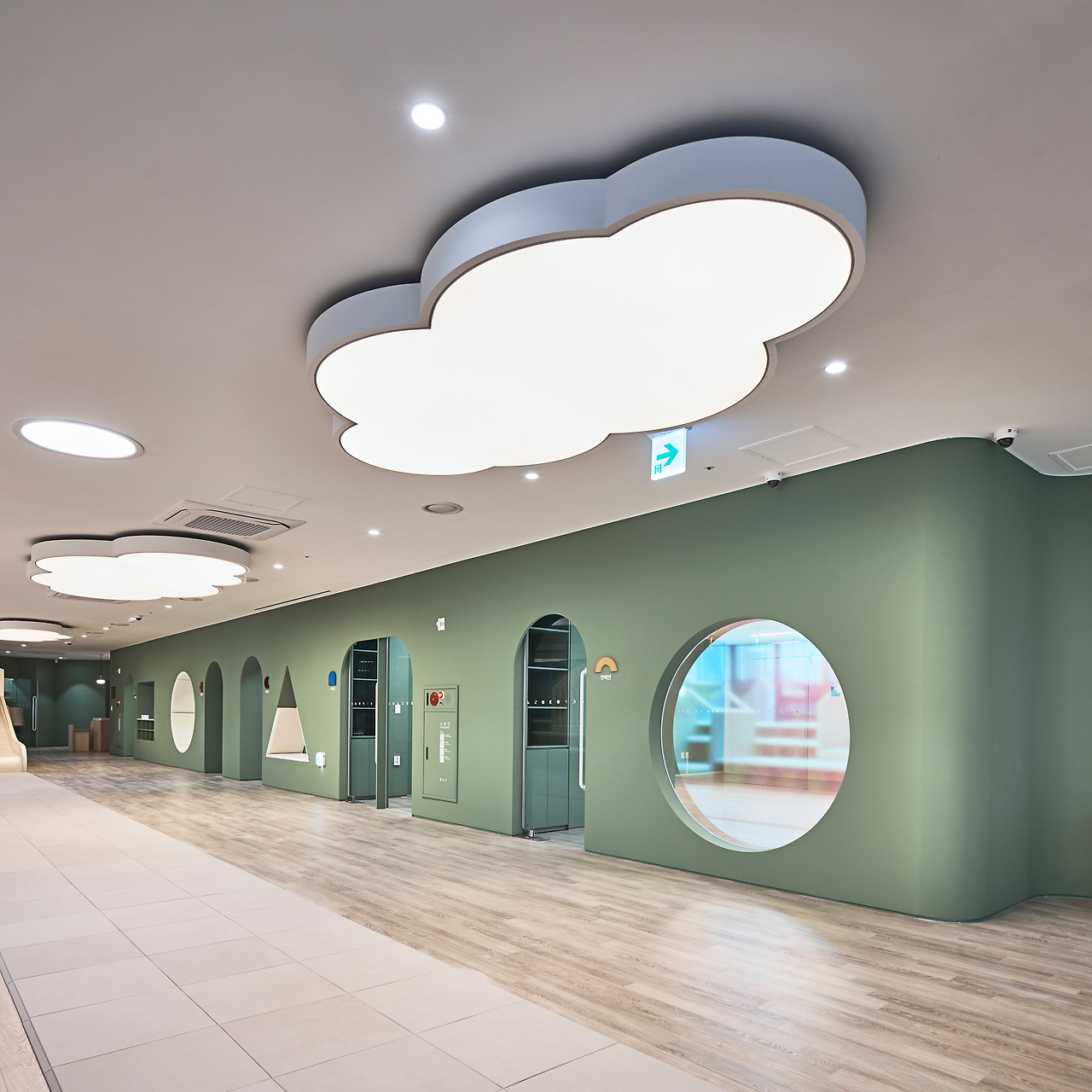 누리봄키움센터의 한쪽 벽면은 기하학의 기본형태로 입구를 만들었다..jpg