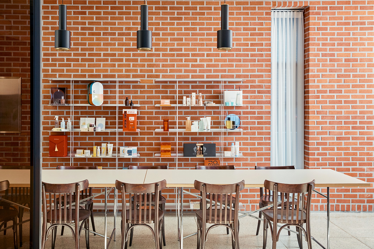 1층 휴식공간.jpg