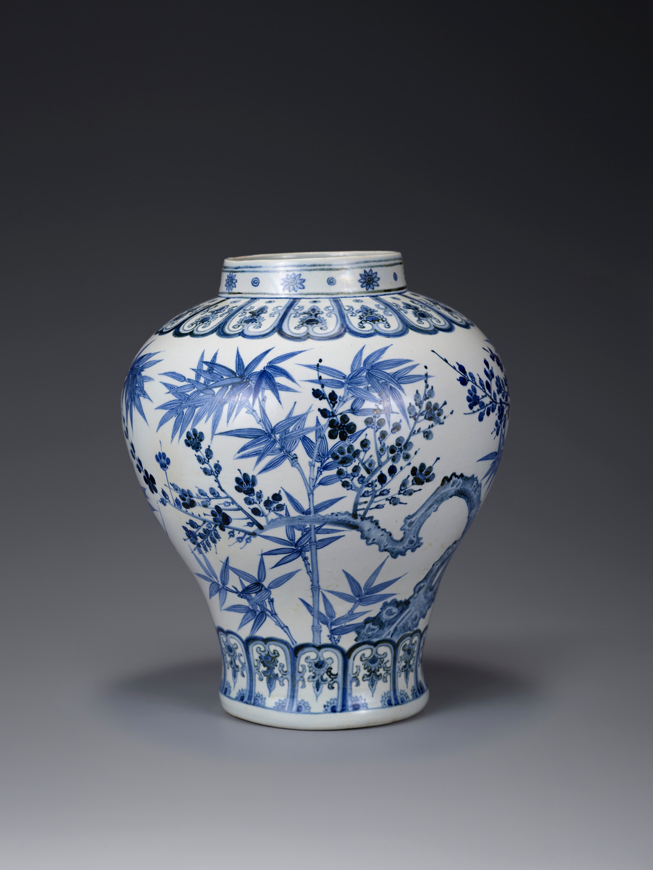 01) 1부_절정,조선백자_백자청화 매죽문 ȣ - 배경컷 (1).jpg