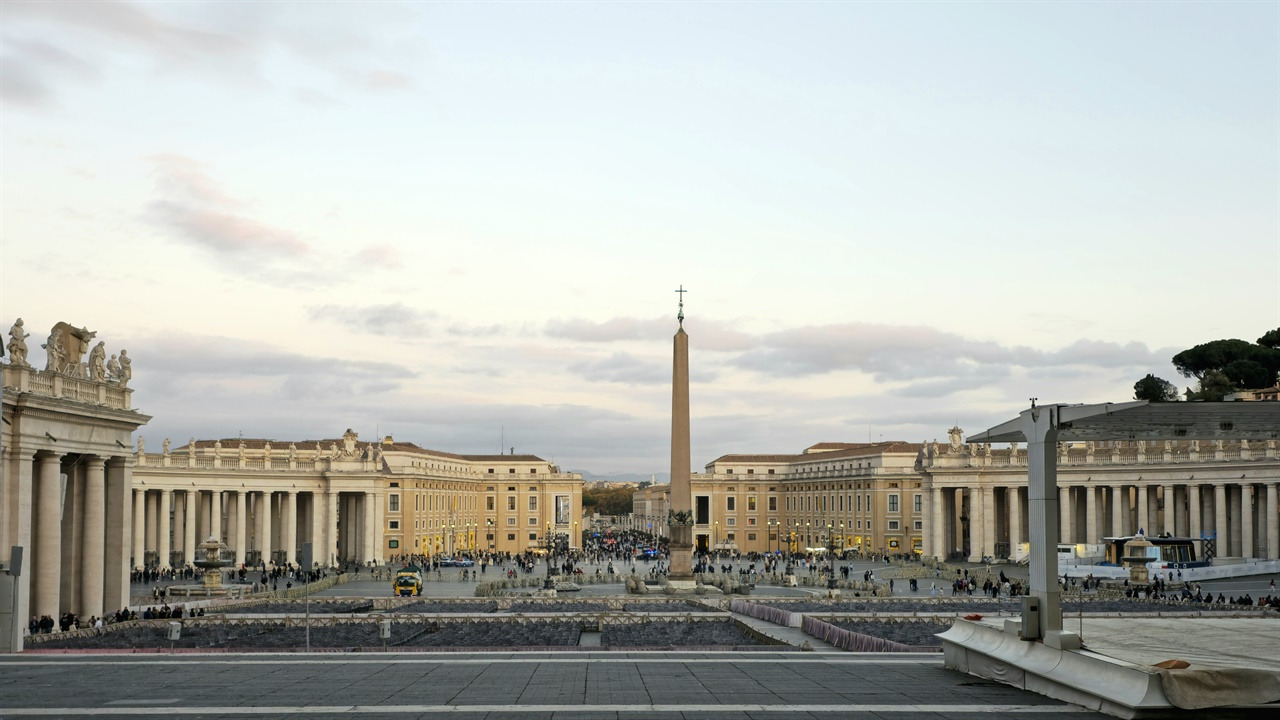 바티칸시국의 베드로 광장.jpg