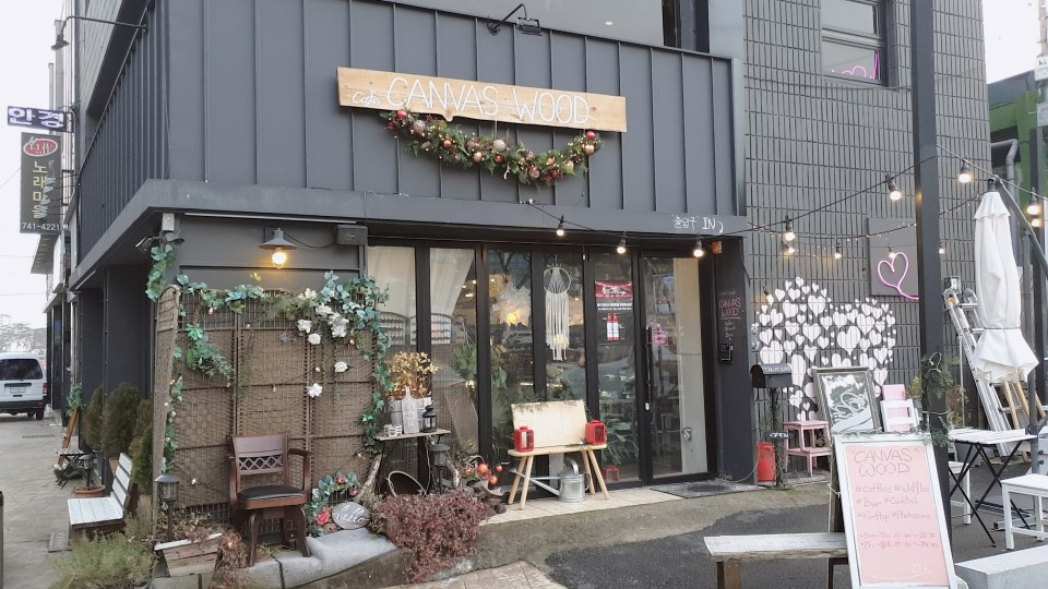 카페 캔버스 우드 외관.jpg