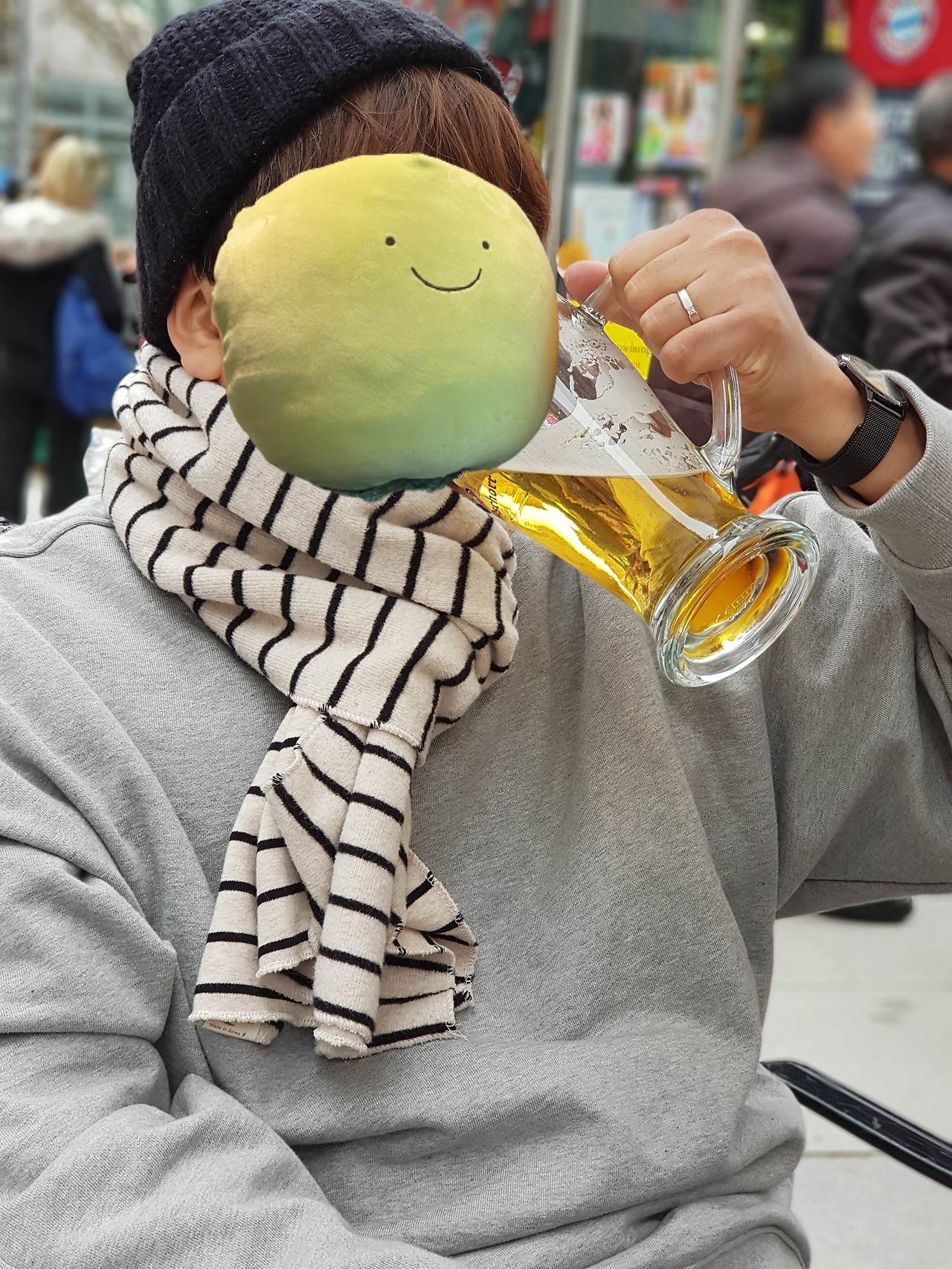 독일_맥주마시는 사과2.jpg