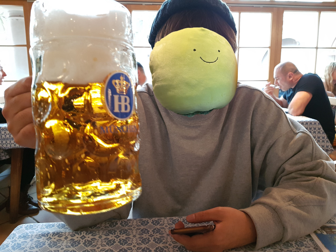 독일_맥주마시는 사과.jpg