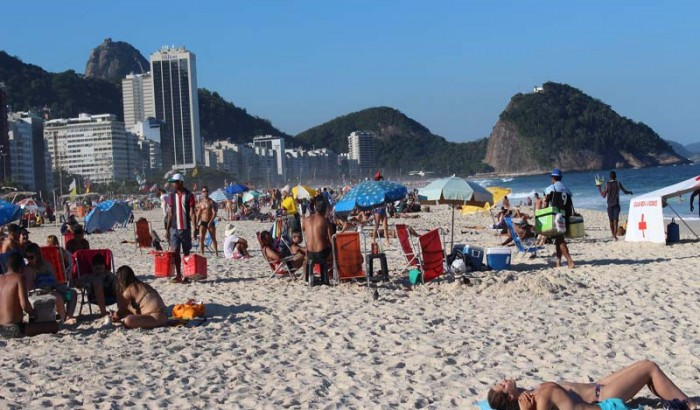 Thousands-on-Copacabana-Beach-700x410.jpg