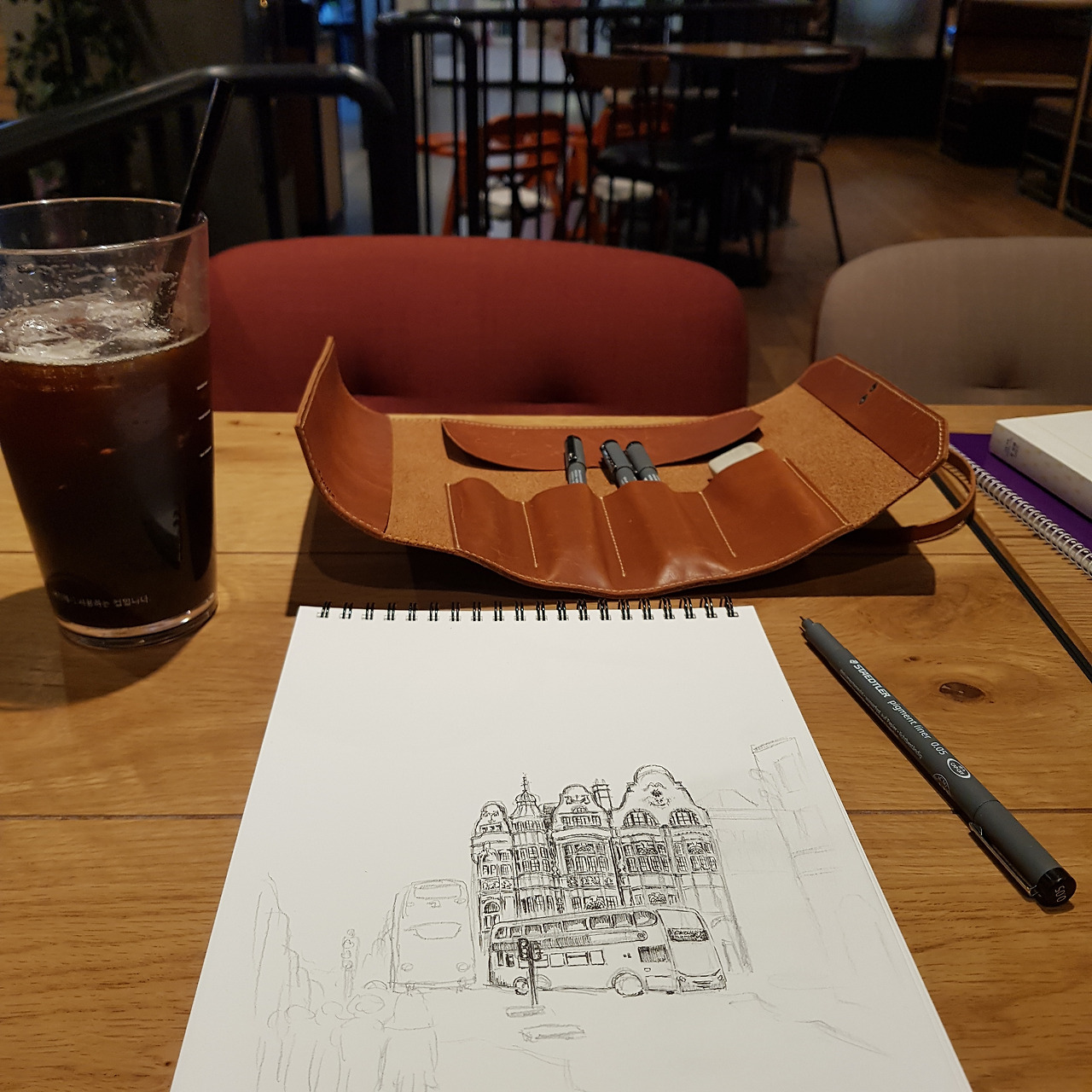 카페에서 드로잉.jpg