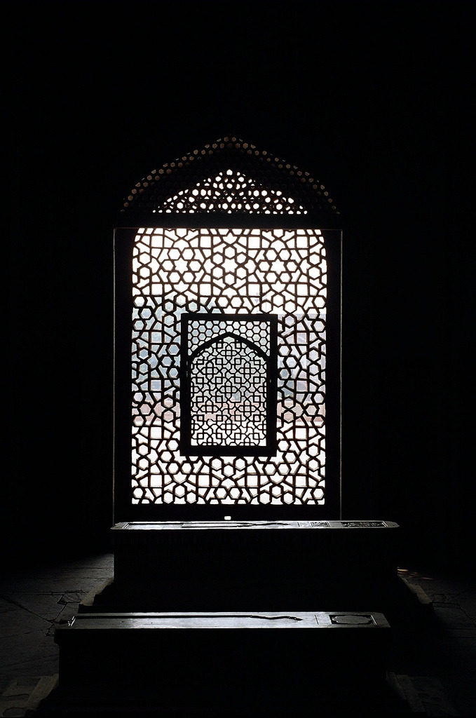 Jaali_or_marble_lattice_screen_showing_a_mihrab,_from_inside_Humayun's_tomb,_Delhi.jpg