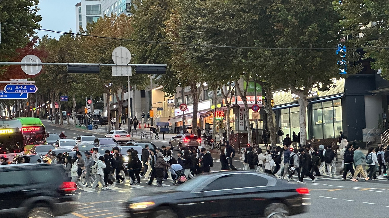 토요일 오후 5시 경의 대치동의 모습. 학원가를 오가는 학생들로 붐비고 도로는 이들을 실어나르는 차들로 꽉 막혀있다.jpg