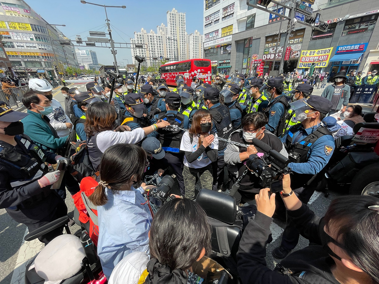 쇠사슬에 조이는 비장애인 활동가.jpg