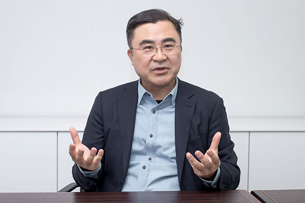 한동일 작가님 인터뷰 사진 2.jpg