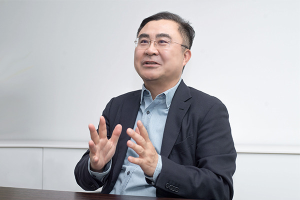 한동일 작가님 인터뷰 사진 1.jpg