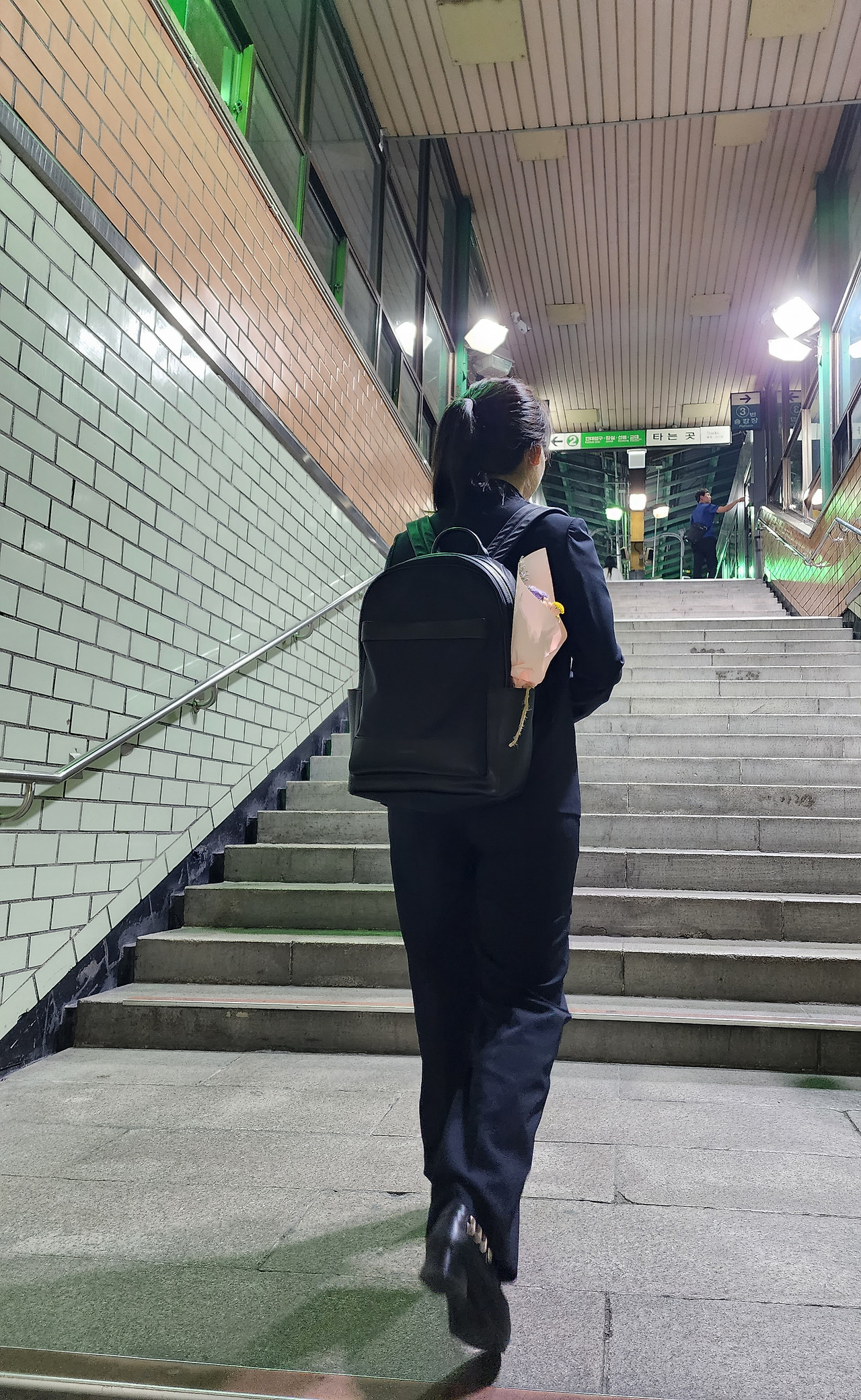 정장 입고 지하철역에서 찍은 사진.jpg