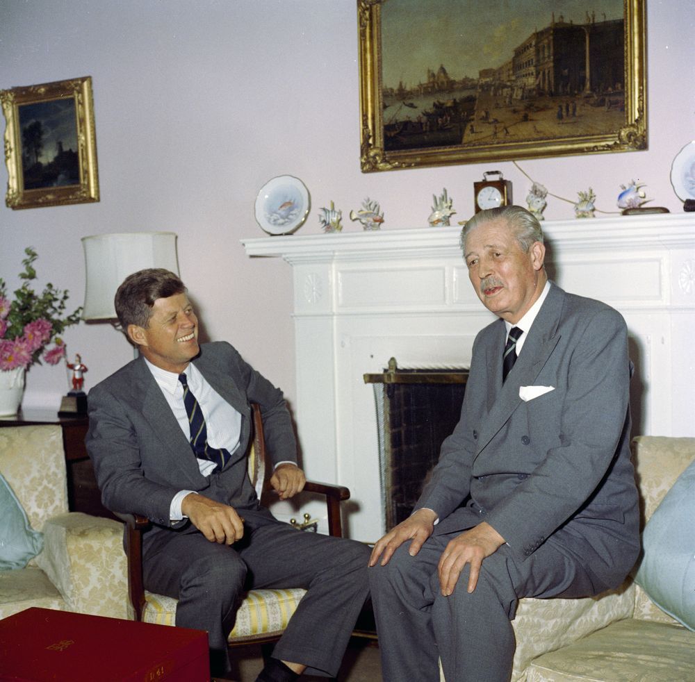 KN-C19791._President_John_F._Kennedy_Meets_with_Prime_Minister_Harold_Macmillan_of_Great_Britain_in_Bermuda.jpg