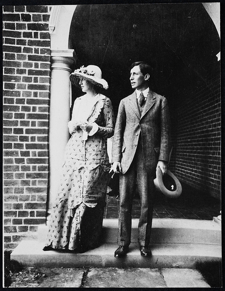 Virginia_and_Leonard_Woolf,_1912[1].jpg