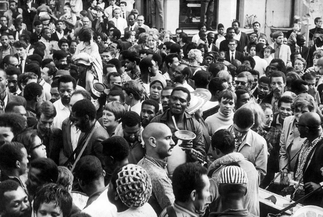 Charlie-Phillips-Notting-Hill-Carnival-1968[1].jpg