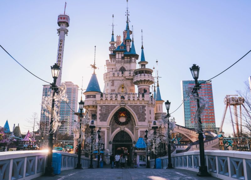 lotte-world-theme-park-castle-800x575.jpg
