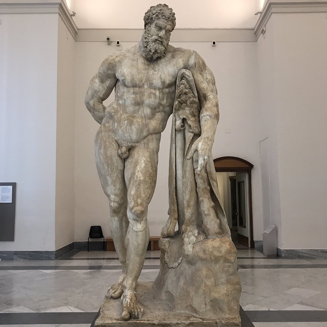 파르네제의 헤라클레스.jpg