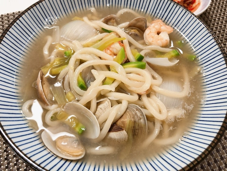 비 오는 날은 후루룩 바지락 칼국수