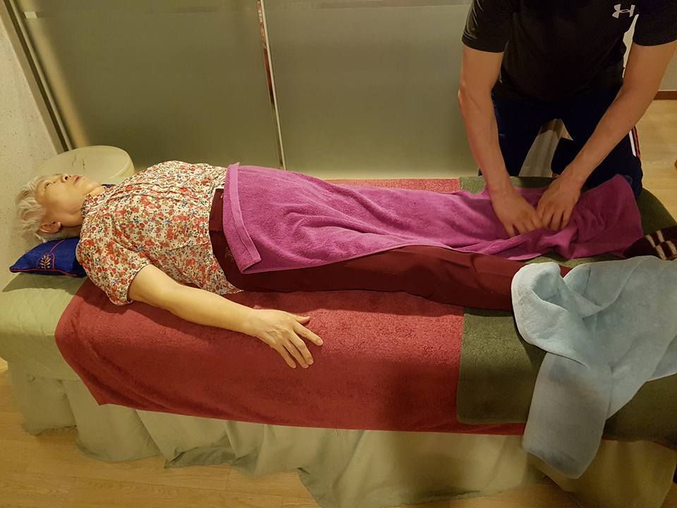 마사지 받는 어머니.jpg