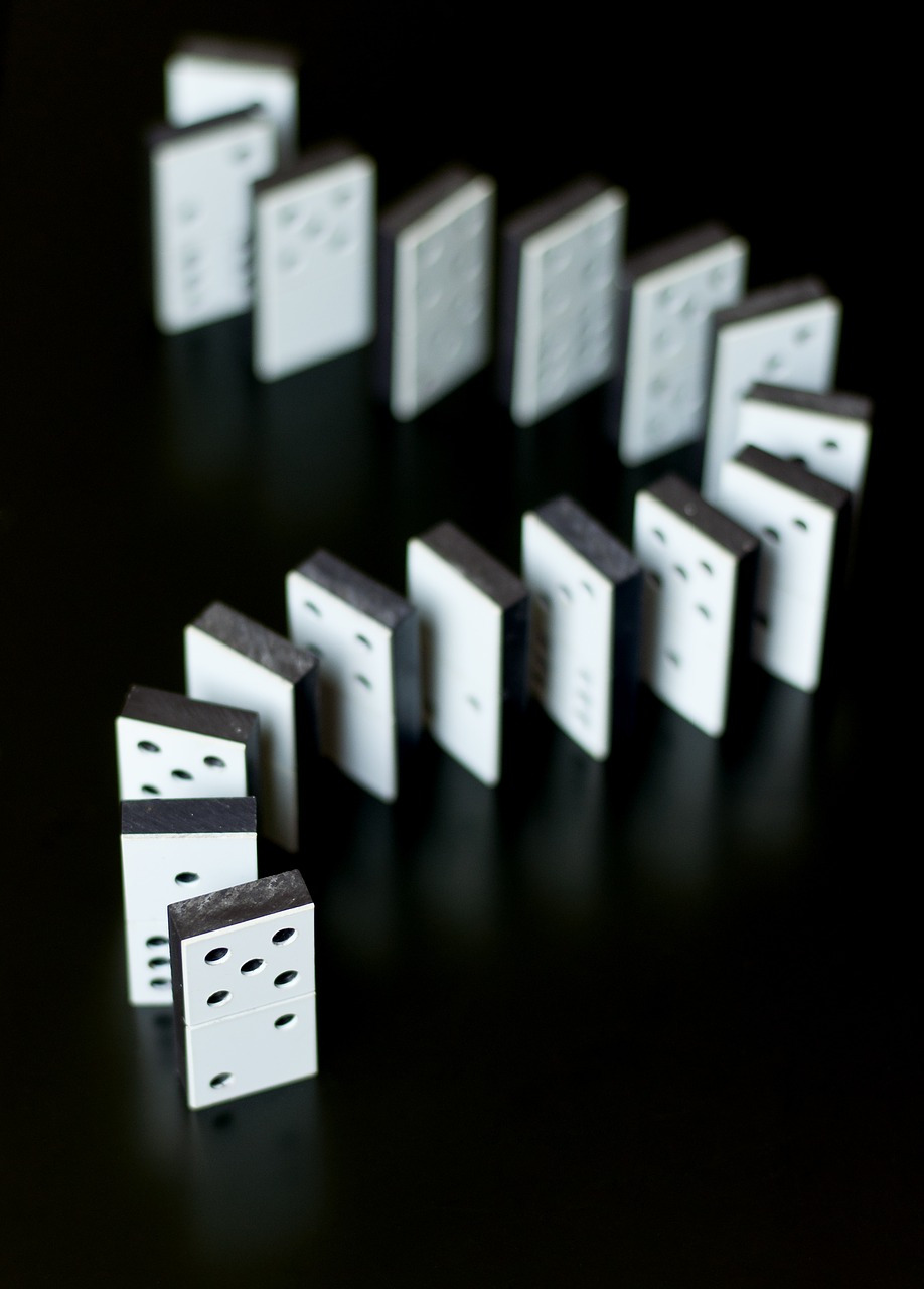 domino-3192542_1280.jpg