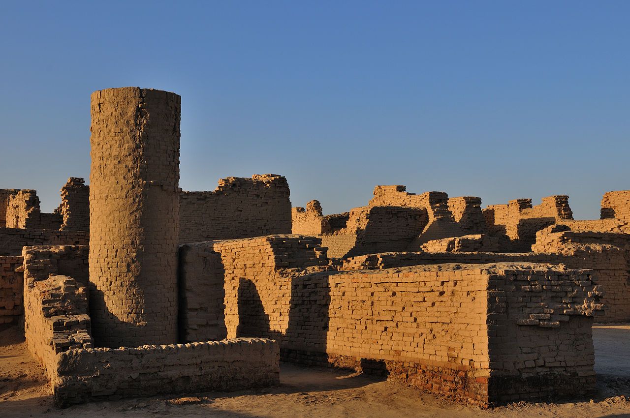 1280px-Other_side_of_Moenjodaro_by_Usman_Ghani.jpg