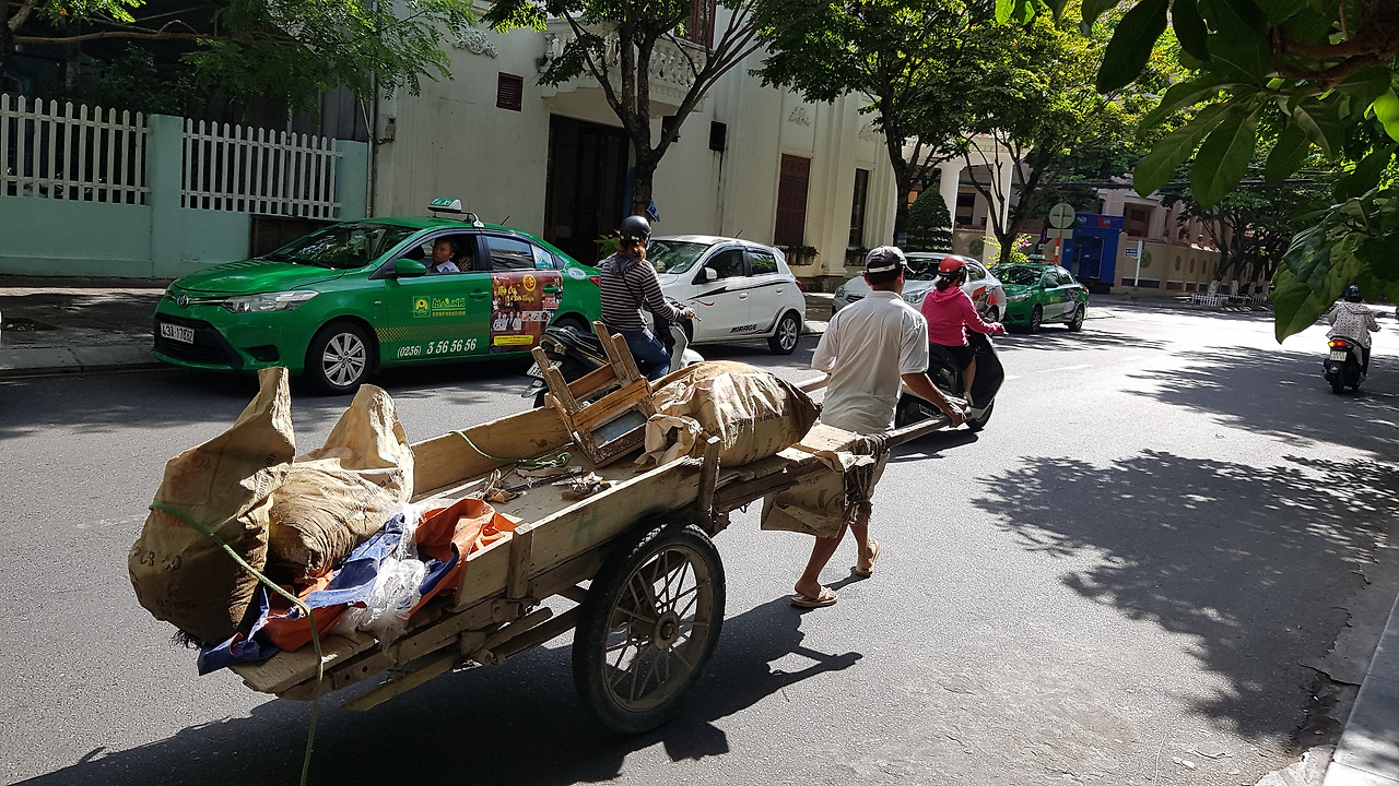 사람이 끄는 달구지.jpg