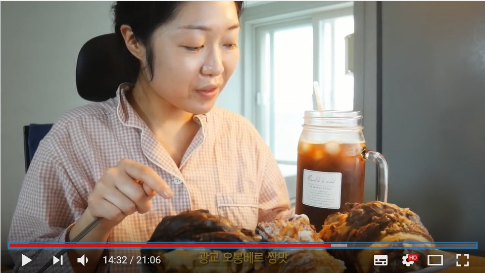 행복해하는 빵순이.jpg