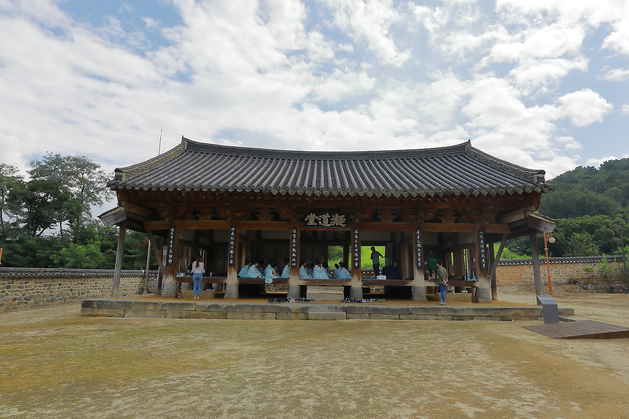 [사진 1] 예절 교육 프로그램을 진행하는 논산 돈암서원 응도당 _사진 촬영 김애진.jpg