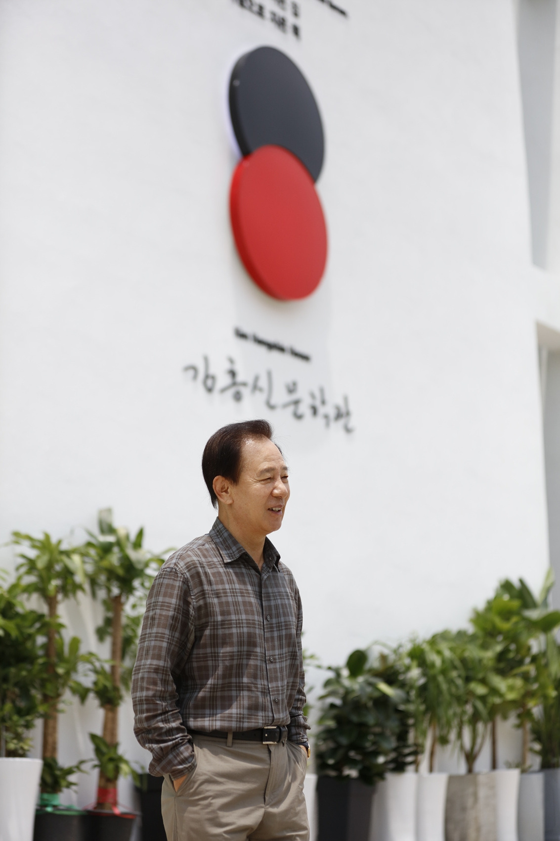 20) 김홍신문학관 앞에서 찍은 김홍신 작가 사진.jpg