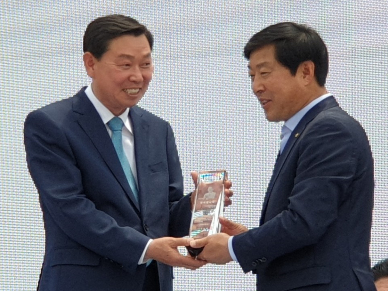 22) 감사패를 전달하는 사진 (좌-남상원 회장, 우-황명선 시장).jpg