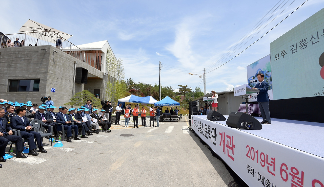 김홍신 작가 인사말씀.jpg