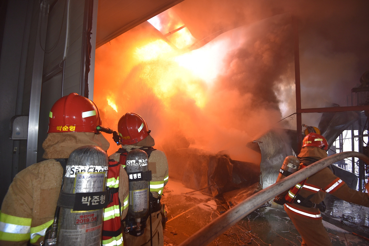 03-40은진면 자동차공장 화재진압.jpg